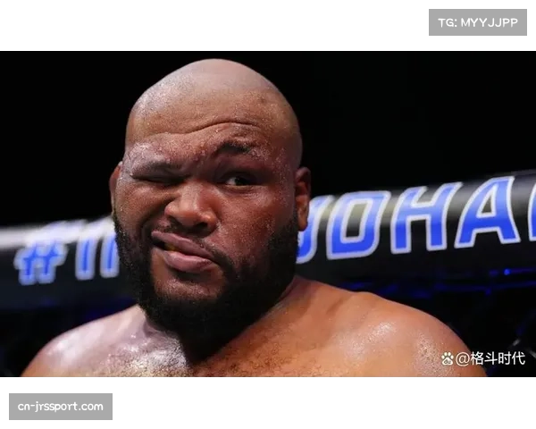 UFC赛场出现社死一幕！240斤壮汉打斗正酣时短裤掉了。